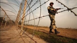 पंजाब: BSF ने बॉर्डर पर एक पाकिस्तानी स्मगलर को मार गिराया, संदिग्ध सामान बरामद