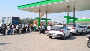 पेट्रोल पंपों पर ‘NO STOCK’ के बोर्ड, लंबी कतारों से मची अफरा-तफरी — अफवाहों पर सरकार की सख्त चेतावनी