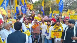 स्मृति ईरानी का ‘सिलेंडर डांस’ अब कहां गया? चंडीगढ़ के सेक्टर-17 में AAP का Modi सरकार की लूट के खिलाफ उग्र प्रदर्शन