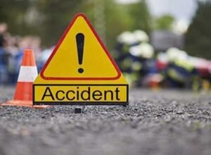 यूपी के लखीमपुर खीरी में ट्रक से टकराई वैन, 10 लोगों की मौत