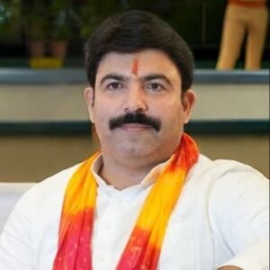 यूपी में बिना हेलमेट के मोटरसाइकिल चलाते दिखे बीजेपी विधायक, पुलिस से जुर्माना वसूलने को कहा
