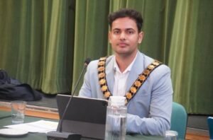 23 वर्षीय ब्रिटिश शहर के सबसे कम उम्र के भारतीय मूल के मेयर चुने गए
