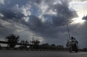 बारिश आ रही है? सैटेलाइट तस्वीरों में मजबूत पश्चिमी विक्षोभ भारत की ओर आ रहा है