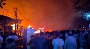 दिल्ली के शास्त्री पार्क फर्नीचर मार्केट में लगी भीषण आग, गुस्साए स्थानीय लोगों ने दमकल की गाड़ियों पर पथराव किया