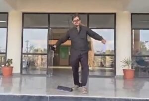 कॉकरोच के कपड़े पहने एक्टिविस्ट ने यूपी के मथुरा में ‘यमुना बचाओ’ के आह्वान से मचा हड़कंप मचा दिया