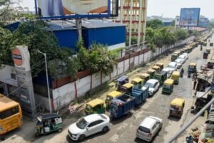 दिल्ली में पेट्रोल की कीमत में 2 रुपये और पेट्रोल 100 रुपये के पार