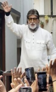 अमिताभ बच्चन ने अस्पताल में भर्ती होने की अफवाहों पर विराम लगाया, जलसा के बाहर प्रशंसकों का किया अभिवादन