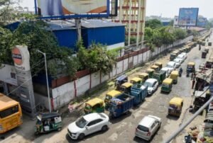 दिल्ली में पेट्रोल की कीमत में 2 रुपये और पेट्रोल 100 रुपये के पार