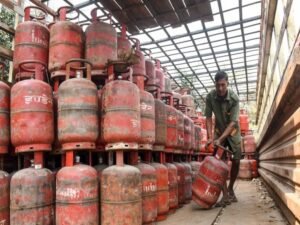 पाइप से गैस मिलने के बाद 30 दिन के भीतर छोड़ दें एलपीजी कनेक्शन : सरकार