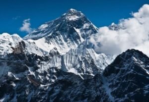 कनाडा के पंजाबी पर्वतारोही अजयपाल धालीवाल एवरेस्ट फतह करने वाले पहले व्यक्ति बने