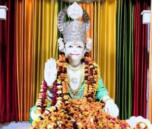 लखनऊ में गोमती किनारे बसा 400 साल पुराना हनुमान मंदिर, जिसे बजरंगबली की लाखों प्रतिमाएं बनाती हैं खास