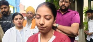 डेराबस्सी अस्पताल की महिला डॉक्टर पर 2 लोगों ने किया हमला, पुलिस ने किया हमला इसके विरोध में कर्मचारियों ने रखी ओपीडी सेवाएं