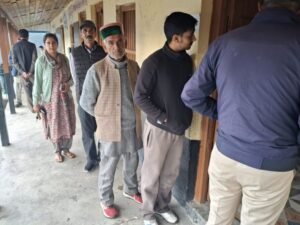 हिमाचल पंचायत चुनाव: बारिश से मतदाताओं का उत्साह कम नहीं हुआ, महिलाओं ने पुरुषों को हराया