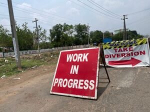 कानपुर की दुकान के बाहर नाले में गिरे दो दर्जन अभ्यर्थी