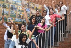 सीबीएसई कक्षा बारहवीं के नतीजों से दिल्ली भर में खुशी का माहौल