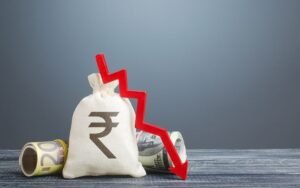 शुरुआती कारोबार में रुपया अमेरिकी डॉलर के मुकाबले 20 पैसे गिरकर अब तक के सबसे निचले स्तर 95.86 पर पहुंच गया।