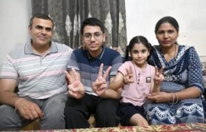 चंडीगढ़ के सेक्टर 35 के सरकारी स्कूल के अनूप ने ट्राइसिटी में नॉन-मेडिकल स्ट्रीम में 99.4% अंक प्राप्त करके टॉप किया है।