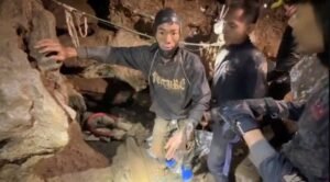 लाओस की गुफा में बाढ़ में डूबे 2 लोगों तक पहुंचने के लिए बचावकर्मी वैकल्पिक मार्ग की तलाश कर रहे हैं