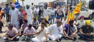 संघर्ष समिति ने हिमाचल प्रवेश कर को लेकर पंजाब में कीरतपुर-मनाली राजमार्ग को अवरुद्ध किया