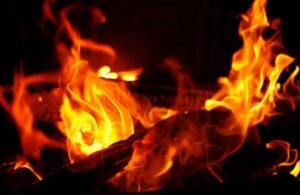 नशीली दवाओं के सेवन की शिकायतों के बाद चार लोगों ने वाहनों को आग लगा दी