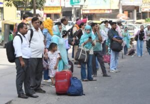 पंजाब की बसों के सड़क से हटने से यात्रियों को परेशानी का सामना करना पड़ रहा है