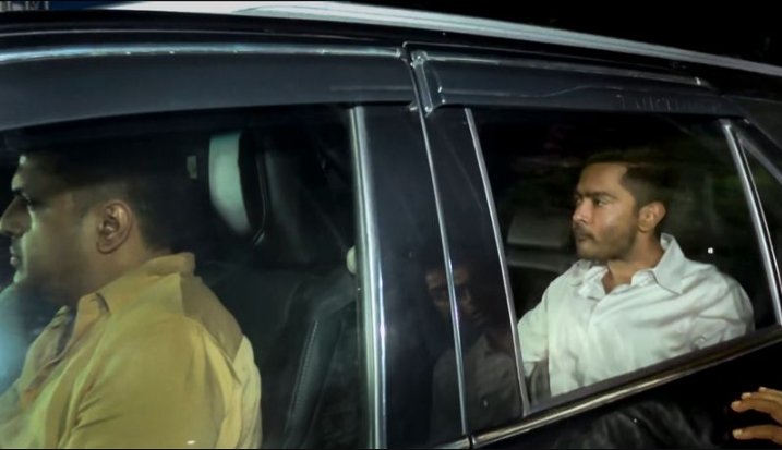 टीएमसी नेता अभिषेक बनर्जी के कोलकाता स्थित आवास पर पुलिस ने 4 घंटे से अधिक समय तक छापा मारा