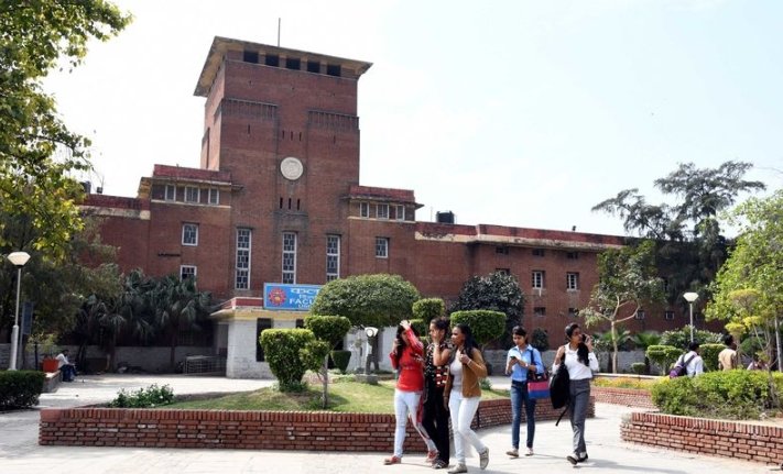छात्रों की फोटो खिंचवाने की घटना के आरोप में दिल्ली विश्वविद्यालय के प्रोफेसर निलंबित