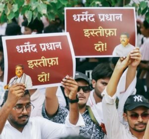 परीक्षा में अनियमितताओं को लेकर लखनऊ में उम्मीदवारों के प्रदर्शन, प्रधान के इस्तीफे की मांग फिर से शुरू