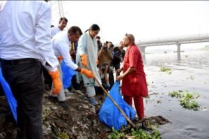 दिल्ली के मुख्यमंत्री ने यमुना नदी के किनारे सफाई अभियान का नेतृत्व किया। भाजपा के नेताओं के स्वयंसेवक शामिल