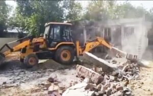 पीएम आवास के पास ढहाने का काम: हाईकोर्ट के आदेश के बाद झुग्गी-झोपड़ियों के 3 क्लस्टर हटाए गए
