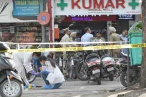 चंडीगढ़ के सेक्टर 11 में नकाबपोश हमलावरों ने श्री कुमार मेडिकोज के अंदर कैशियर की गोली मारकर हत्या कर दी