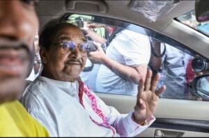 बागी सांसद ने कहा, हमने टीएमसी नहीं छोड़ी है, उसके चुनाव चिह्न पर दावा करेंगे; पार्टी ने दलबदल विरोधी कानून का हवाला दिया