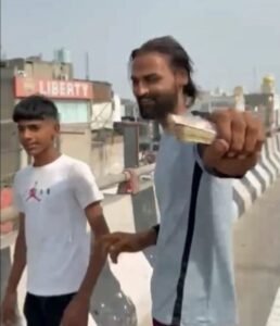 हरियाणा में पानीपत रोड पर पैसे की बारिश हुई, वायरल रील रिकॉर्ड करने के लिए फ्लाईओवर से कैश फेंकने वाले शख्स के खिलाफ मामला दर्ज