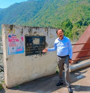 हिमाचल प्रदेश के मंत्री हर्षवर्धन चौहान ने वीरभद्र धूमल के सम्मान में जोंग ब्रिज पर लगी पट्टिकाओं को बदलने का आदेश दिया