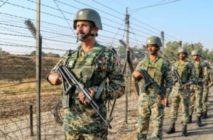 बीएसएफ ने भारत-पाकिस्तान सीमा के पास हथियारों की तस्करी की बड़ी कोशिश नाकाम की, 25 पिस्तौल और एके-47 जब्त की