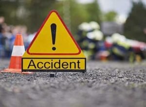मथुरा में रोडवेज बस से टकराई कार, युवक और बेटे की मौत