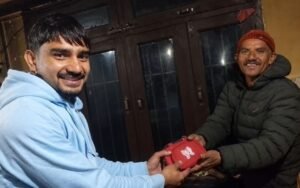 हिमाचल के चूड़धार के पुजारी ने तीन दिन की तलाशी के बाद 5 लाख रुपये का सोना और नकद के साथ पर्स लौटाया