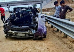 ठाणे में तेज रफ्तार बीएमडब्ल्यू के डिवाइडर से टकराने से 2 की मौत, 1 घायल