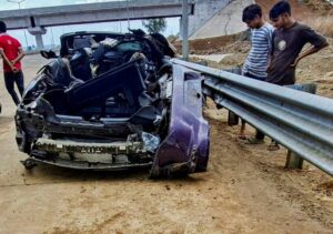 ठाणे में तेज रफ्तार बीएमडब्ल्यू के डिवाइडर से टकराने से 2 की मौत, 1 घायल