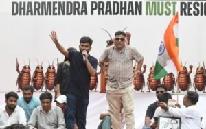 जनता पार्टी का कॉकरोच प्रदर्शन रातभर जारी दीपके ने जंतर-मंतर पर लोगों से शामिल होने का आग्रह किया
