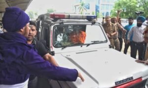 लुधियाना में निहंगों ने पंजाब के शिवसेना प्रमुख की गाड़ी रोकी, नारेबाजी की