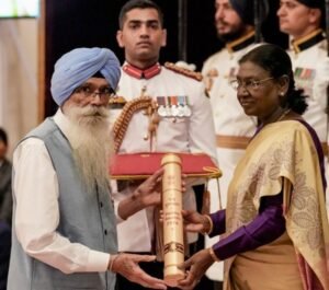 चंडीगढ़ के 88 वर्षीय ‘झाड़ू योद्धा’ को राष्ट्रपति मुर्मू ने पद्म श्री से प्राप्त किया