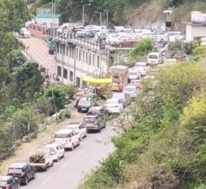 पर्यटकों की भीड़ से निपटने के लिए बीर पुलिस ने शुरू की नई ट्रैफिक योजना