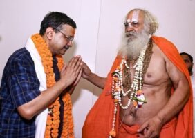 दान विवाद के बीच अयोध्या के राम मंदिर में पूजा-अर्चना की, कहा- ‘बड़े-बड़े लोगों को बचाया जा रहा है’