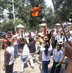 एबीवीपी ने एचपीयू वीसी का पुतला फूंका, पुलिस से हुई झड़प एसएफआई ने किया अलग विरोध