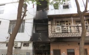 दिल्ली के केशव पुरम में 4 मंजिला इमारत में लगी भीषण आग