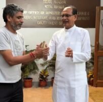 कृषि मंत्री चौहान ने दिल्ली स्थित अपने आवास पर मोर चूजे को बचाया