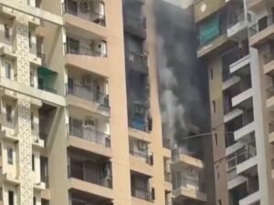 नोएडा के सेक्टर 119 की अरण्य सोसायटी में लगी भीषण आग