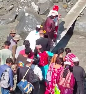 लाहौल-स्पीति में अचानक आई बाढ़ से बारात बाधित, लोहे के गर्डर पर पार हुए दूल्हा-दूल्हे