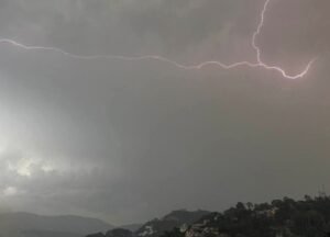 हरियाणा में आंधी-तूफान का अलर्ट जारी है: मौसम विभाग ने राज्य में बारिश और तेज हवाएं चलने की संभावना जताई है।
